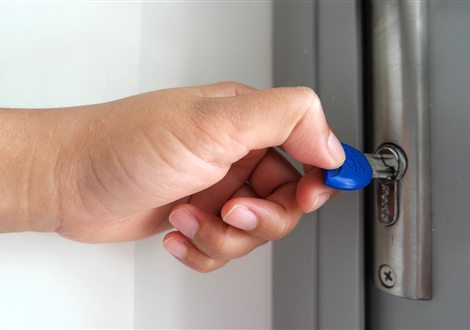 Mano abriendo una puerta con llave en Hospitalet