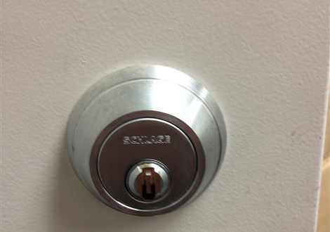 Cerradura de seguridad instalada en una puerta
